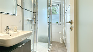Modernes Badezimmer mit Glas-Duschkabine